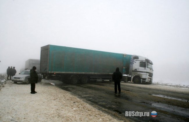 В Саратовской области из-за тумана столкнулись около 30 автомобилей