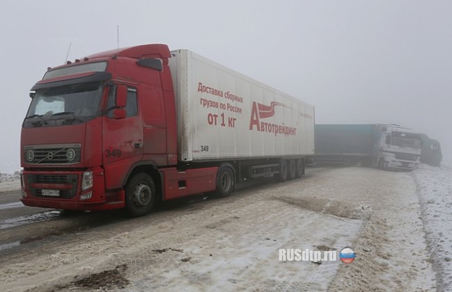 В Саратовской области из-за тумана столкнулись около 30 автомобилей