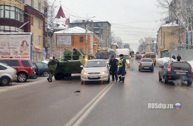 «Hyundai Solaris» и БТР столкнулись в центре Курска