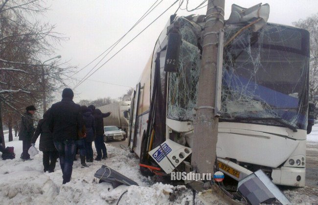 Автобус врезался в столб в Уфе