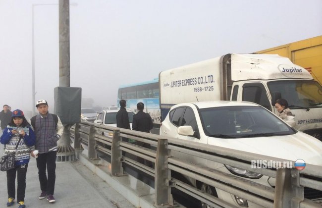 Около 100 автомобилей столкнулись в Корее. Среди пострадавших - россиянин