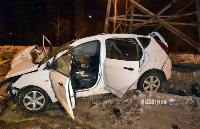 В Екатеринбурге «Hyundai Solaris» врезался в мачту линии электропередач