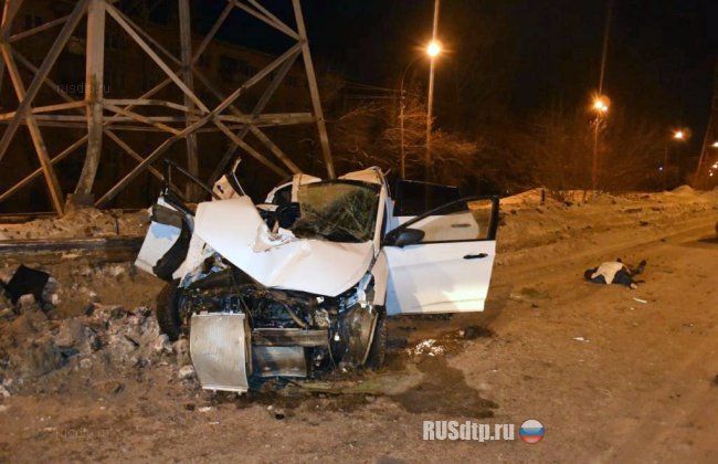 В Екатеринбурге «Hyundai Solaris» врезался в мачту линии электропередач