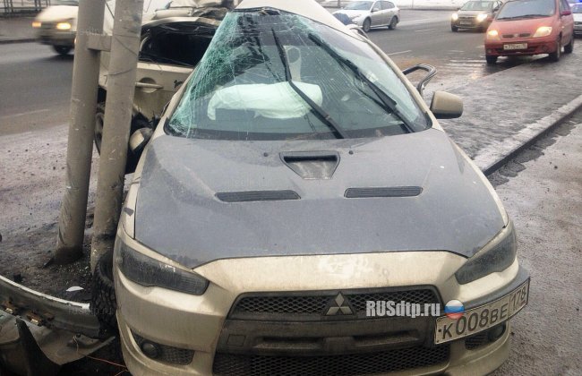 В Петербурге «Mitsubishi Lancer» врезался в столб