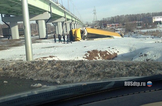 Фура упала с моста в Белых Столбах