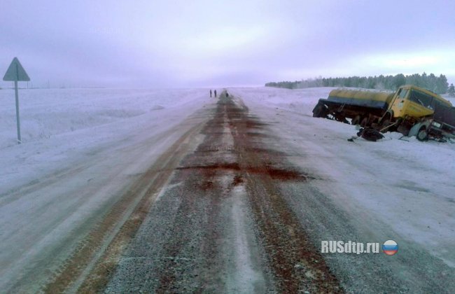 В Оренбуржье КАМАЗ раздавил стоящий на дороге ВАЗ-2107