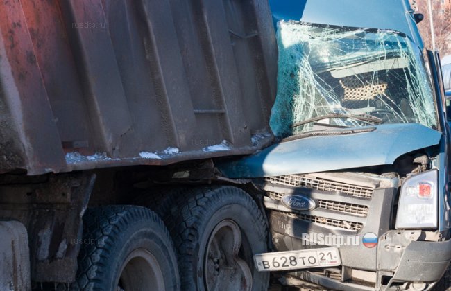 В Чебоксарах «маршрутка» столкнулась с грузовиком