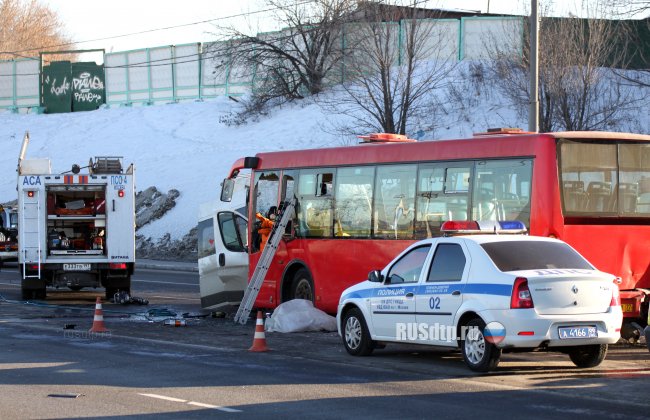 Маршрутка и автобус лоб в лоб столкнулись на Бесединском шоссе