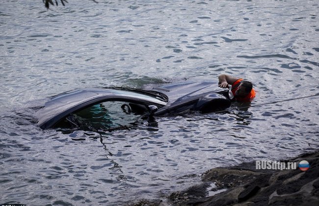 В Новой Зеландии полицейские спасли женщину из тонущего автомобиля