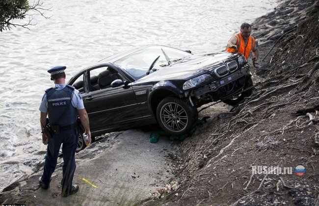 В Новой Зеландии полицейские спасли женщину из тонущего автомобиля