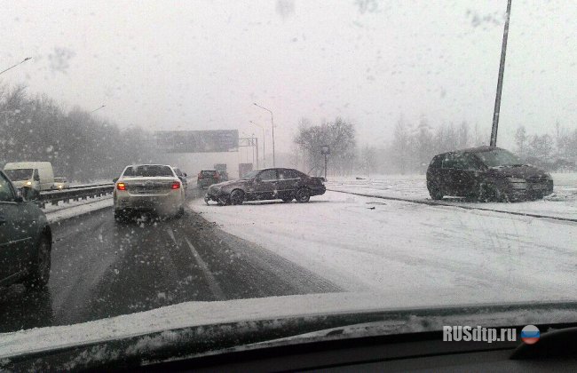 Видеозапись аварии на Киевском шоссе, где столкнулись около 50 автомобилей