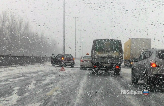 Видеозапись аварии на Киевском шоссе, где столкнулись около 50 автомобилей