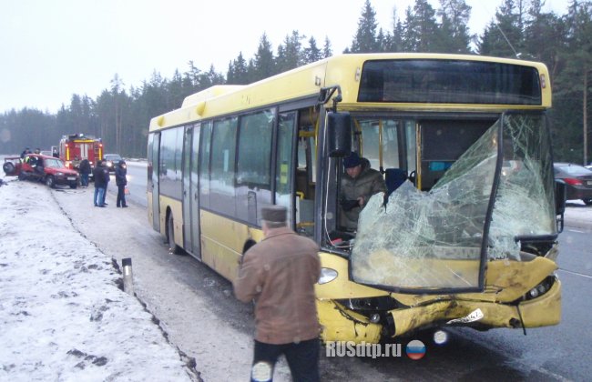 Супружеская пара погибла в ДТП с автобусом на трассе «Скандинавия»
