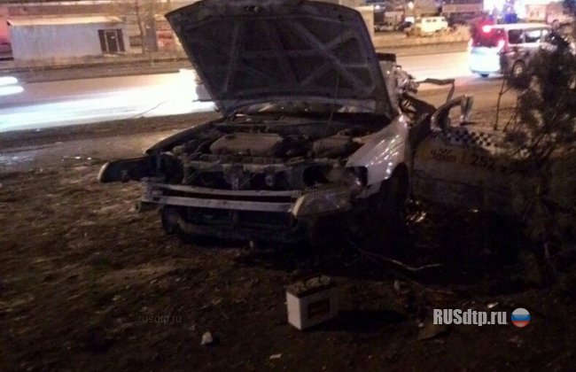 В Красноярске автомобиль такси врезался в столб. Двое погибли