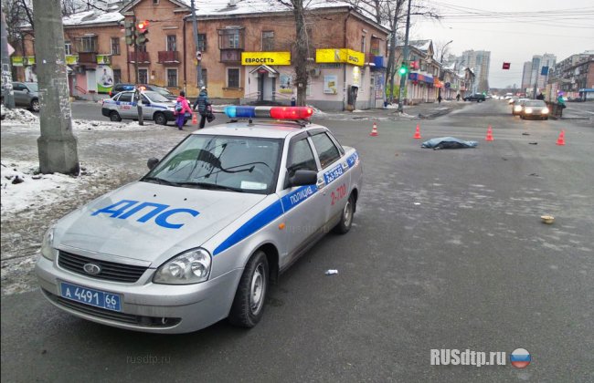 В Екатеринбурге пьяный полицейский насмерть сбил пенсионерку