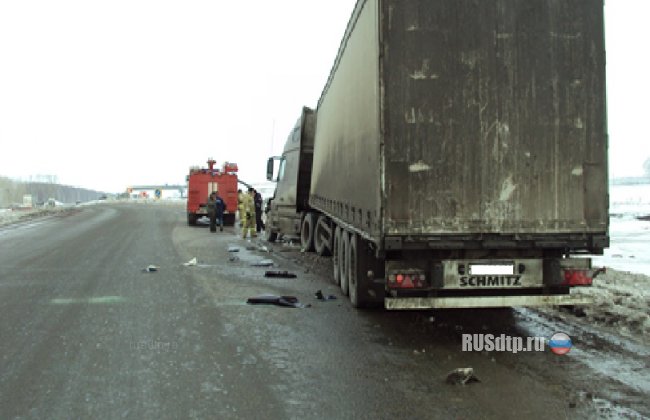 Пассажирка «Мерседеса» погибла при столкновении с фурой в Башкирии
