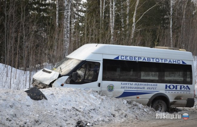 Один человек погиб в ДТП с маршруткой под Ханты-Мансийском