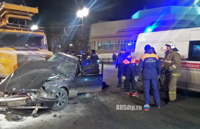 В Екатеринбурге BMW столкнулся с грузовиком. Погиб человек