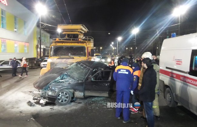 В Екатеринбурге BMW столкнулся с грузовиком. Погиб человек