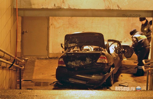 На Ленинском проспекте женщина погибла, влетев на машине в подземный переход