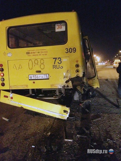 В Ульяновске водитель «Приоры» погиб, врезавшись в автобус