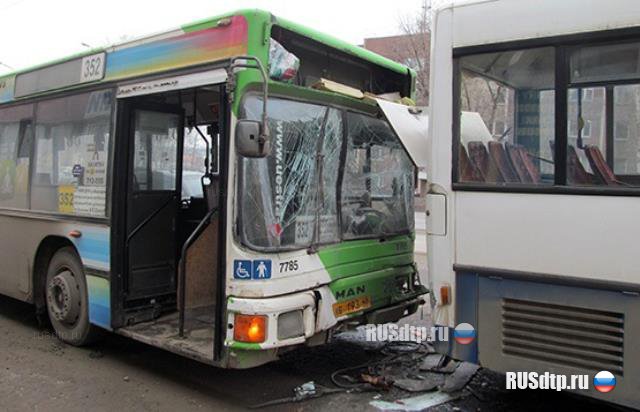 В Липецке столкнулись два автобуса и грузовой автомобиль
