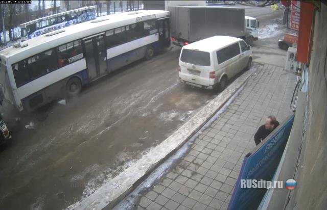 В Липецке столкнулись два автобуса и грузовой автомобиль