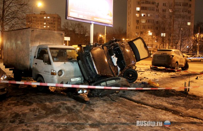 Девушка на «Форде» устроила погром на Севастопольском проспекте