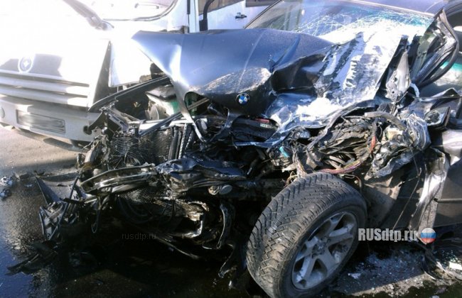 В Нижнем Новгороде «BMW X5» столкнулся с автобусом. Пострадали 4 человека