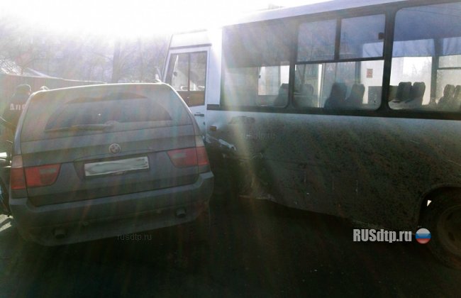 В Нижнем Новгороде «BMW X5» столкнулся с автобусом. Пострадали 4 человека