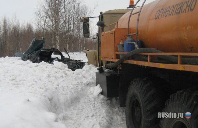 В Коми при столкновении автомобиля с бензовозом погибли 2 человека