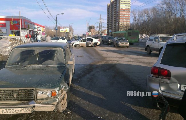 В Перми пьяный водитель устроил массовое ДТП с участием 5 автомобилей