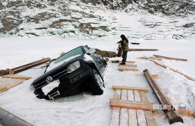 Изо льдов Енисея извлекли «Volkswagen Amarok»