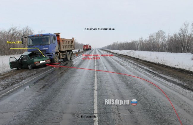 В Самарской области ВАЗ-21099 врезался в стоящий грузовик