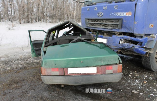 В Самарской области ВАЗ-21099 врезался в стоящий грузовик