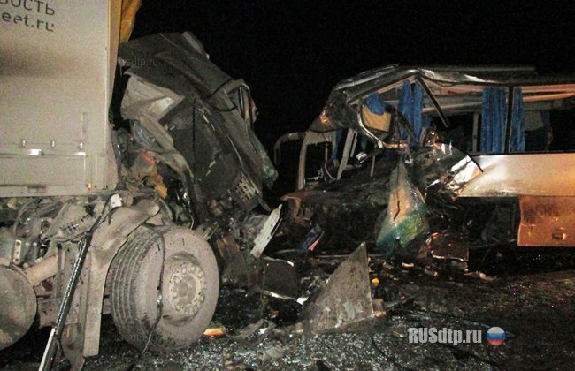 В ДТП с участием автобуса и грузовика на Урале погибли 3 человека