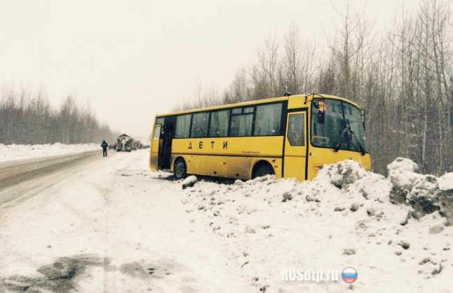 Под Нижневартовском в ДТП со школьным автобусом погиб человек