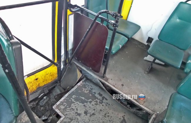 В Екатеринбурге автомобиль такси врезался в автобус. Водитель погиб