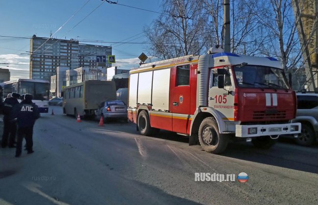 В Екатеринбурге автомобиль такси врезался в автобус. Водитель погиб