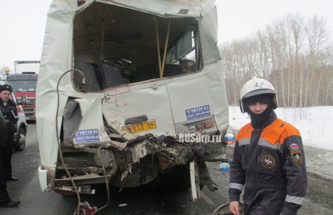 В массовом ДТП с участием автобуса и грузовиков под Новосибирском погиб человек