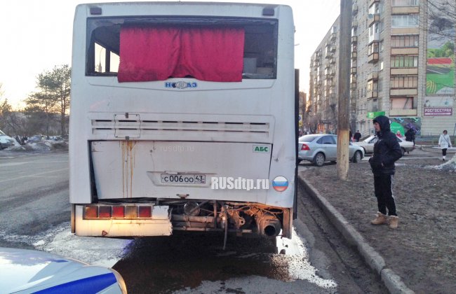 В Кирове пьяный водитель фуры протаранил два автобуса