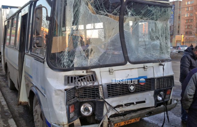 В Кирове пьяный водитель фуры протаранил два автобуса