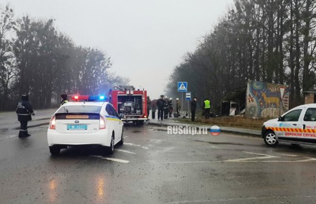 Автомобиль врезался в остановку на Львовщине. Погибли 5 человек