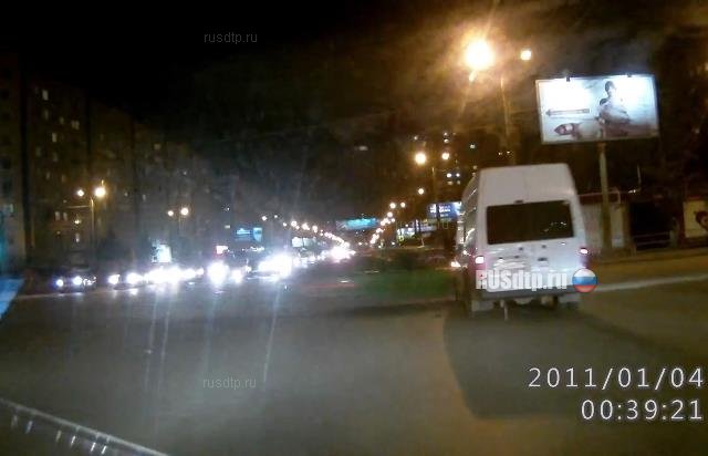 В Челябинске перевернулась маршрутка. Видео с регистратора