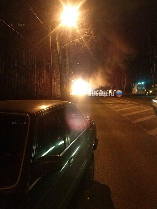 В Воронеже автобус сгорел после столкновения с легковушкой