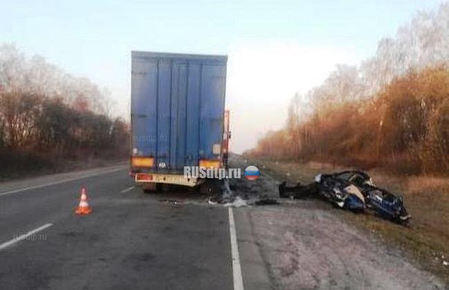 Четыре человека погибли при столкновении «Ниссана» с грузовиком в Брянской области