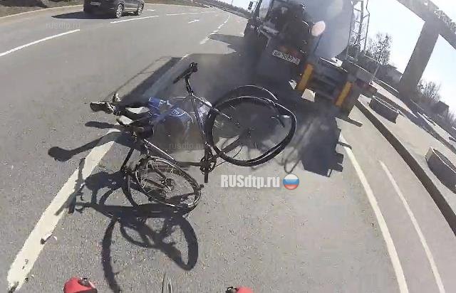 Фура переехала велосипедиста на Приморском шоссе