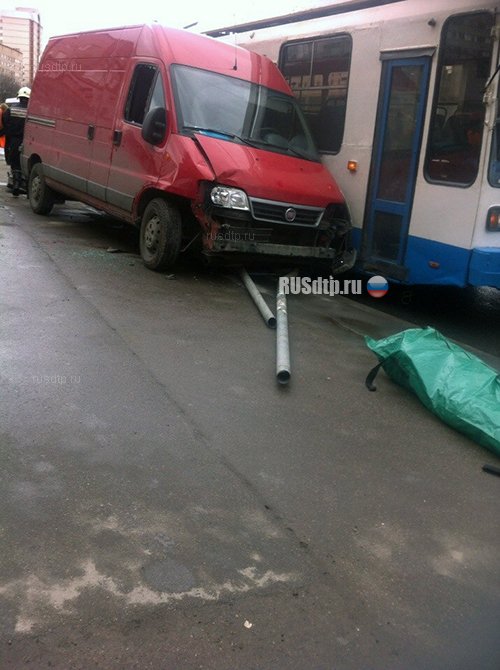 Водитель умер за рулем и врезался в остановку в Санкт-Петербурге