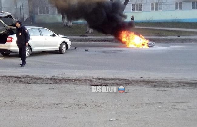 В Томске «Шкода» столкнулась с мотоциклом, который от удар загорелся