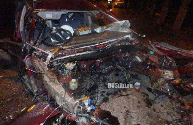 В Новокузнецке «Ниссан» врезался в столб. Погибла женщина